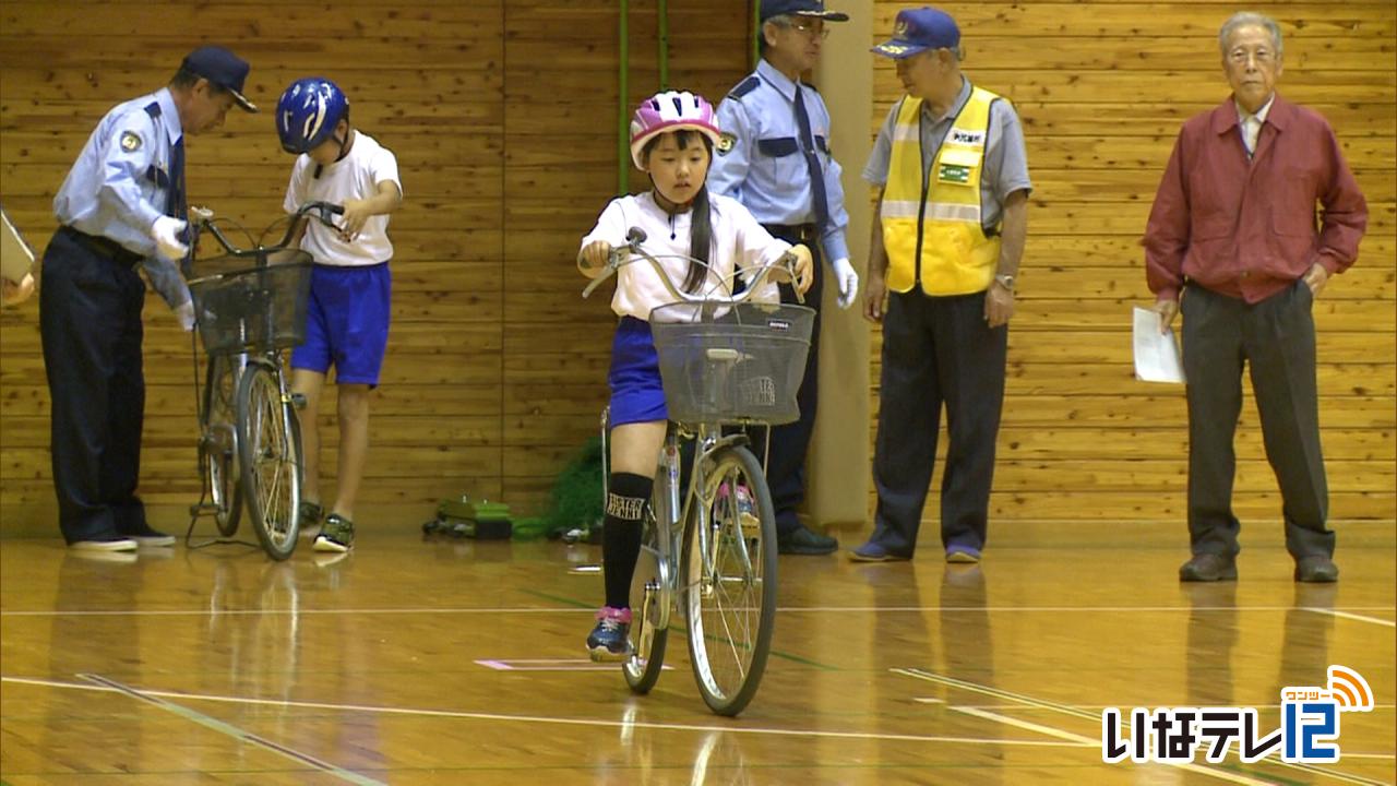 子供たちが自転車技術競う