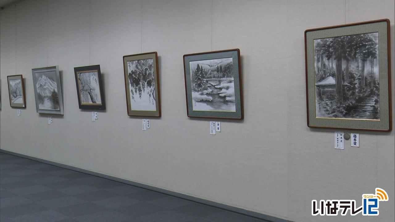 日本墨絵展　81点が並ぶ