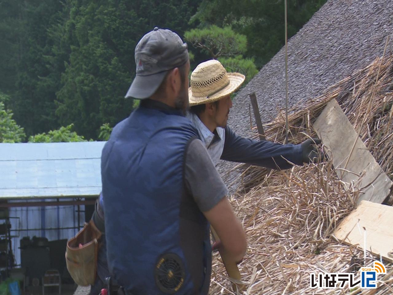 平沢の川手さん宅で茅葺作業