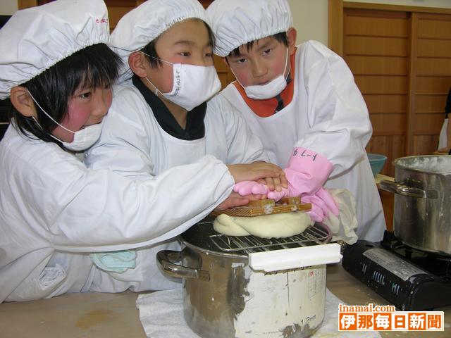 箕輪南小2年生<br>みはらしファームで豆腐作り体験