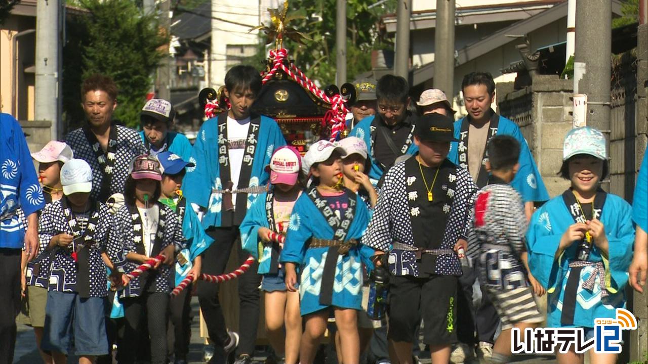 春日神社の秋の例大祭　こども神輿練り歩き