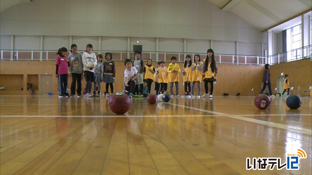 伊那と新宿の小学生　ボッチャで交流