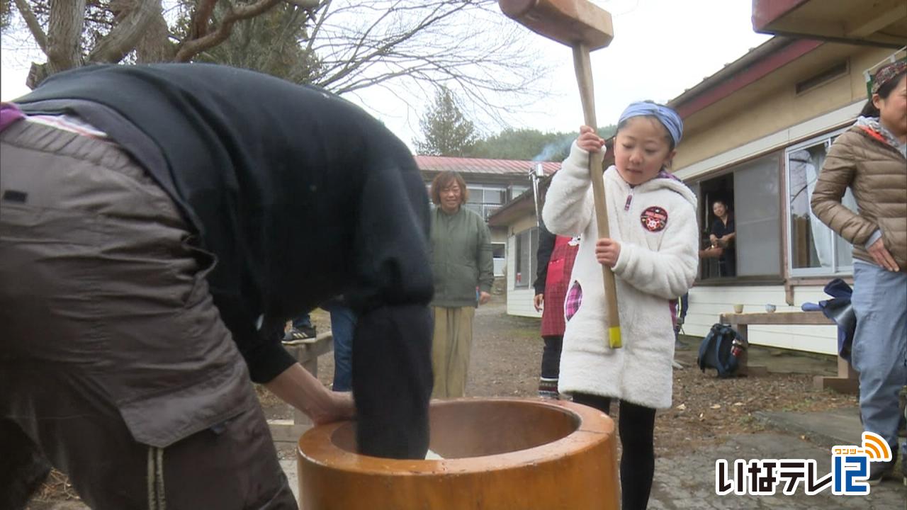 田楽座　餅つきで地域住民と交流