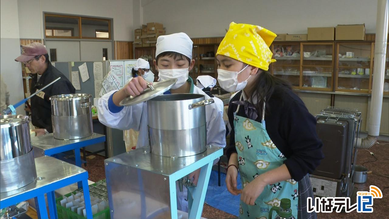 ラオスの留学生がラー油づくり