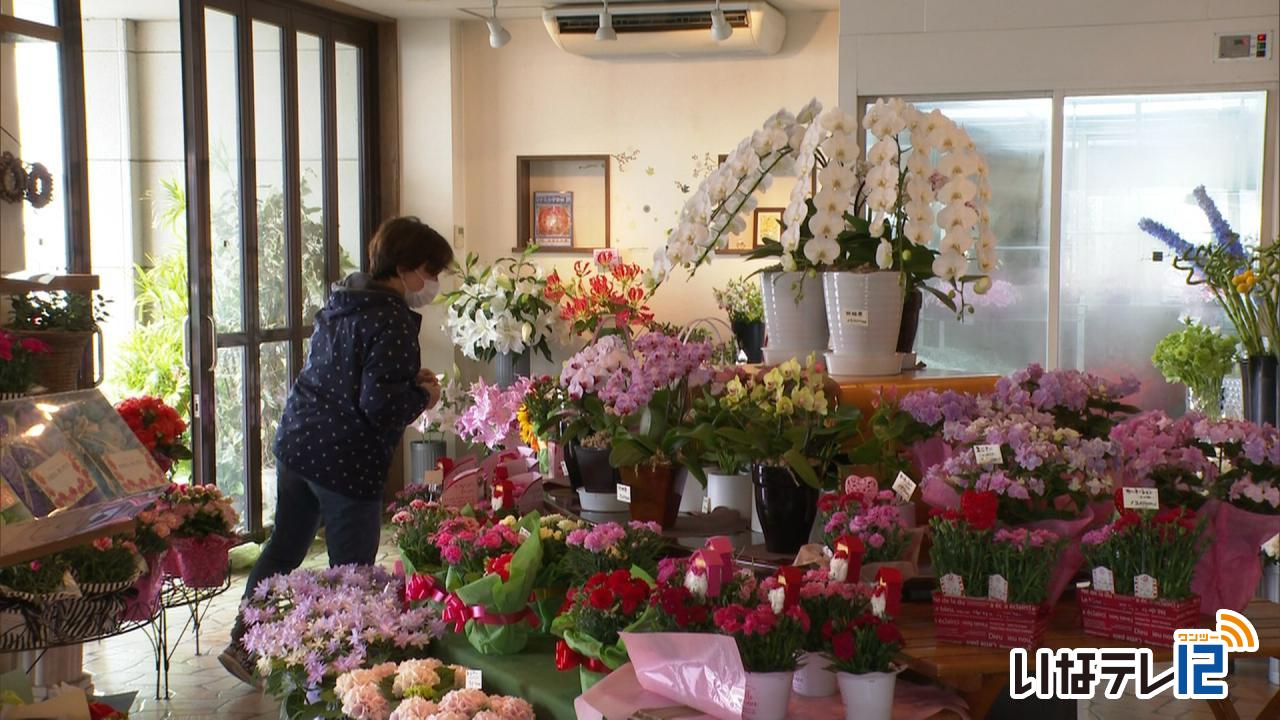 母の日 花求める人の姿