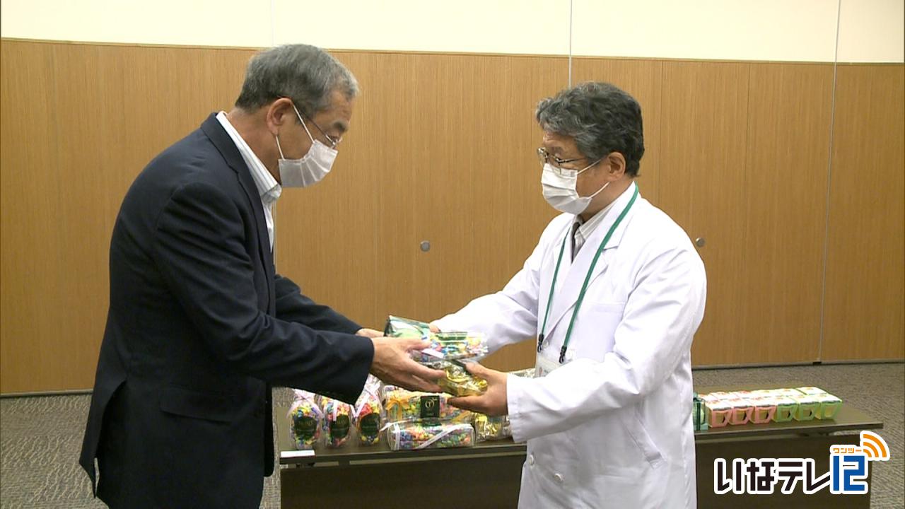 新宿高野　伊那中央病院に菓子を寄贈