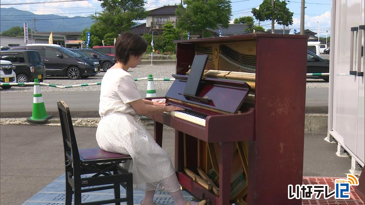 平澤真希さんが屋外でピアノ演奏