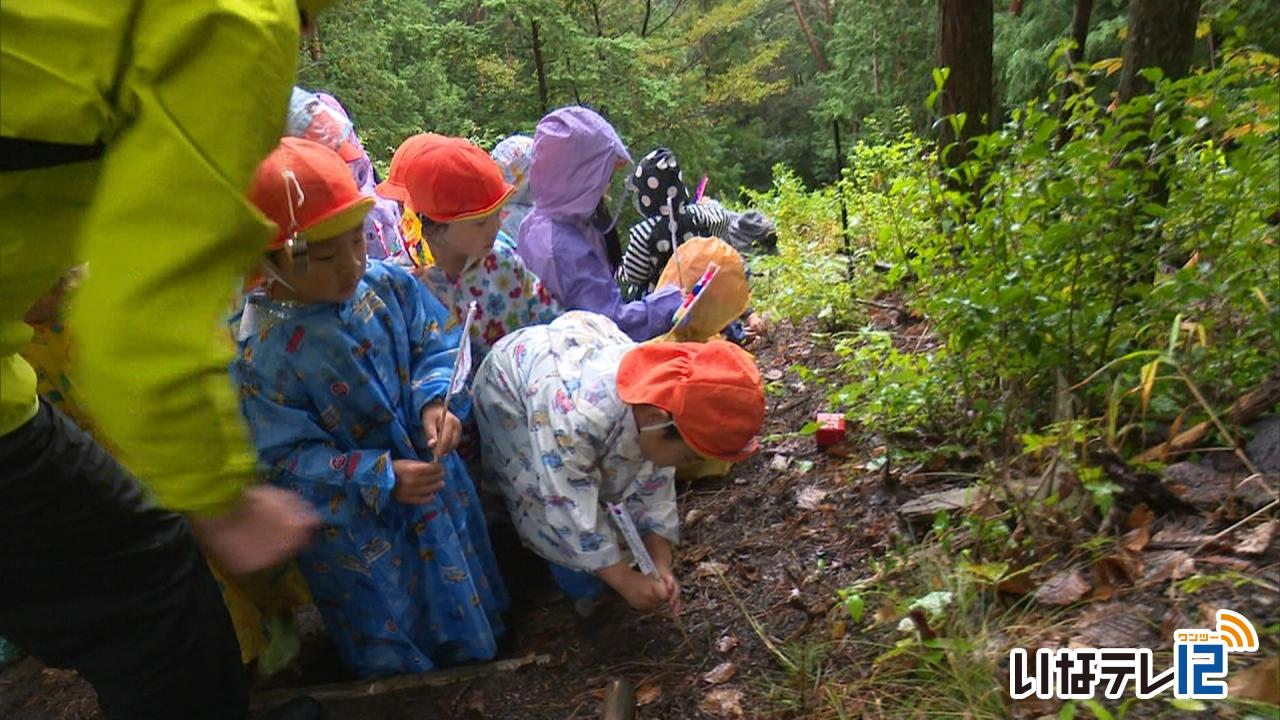 西山神社に園児が幟旗を奉納