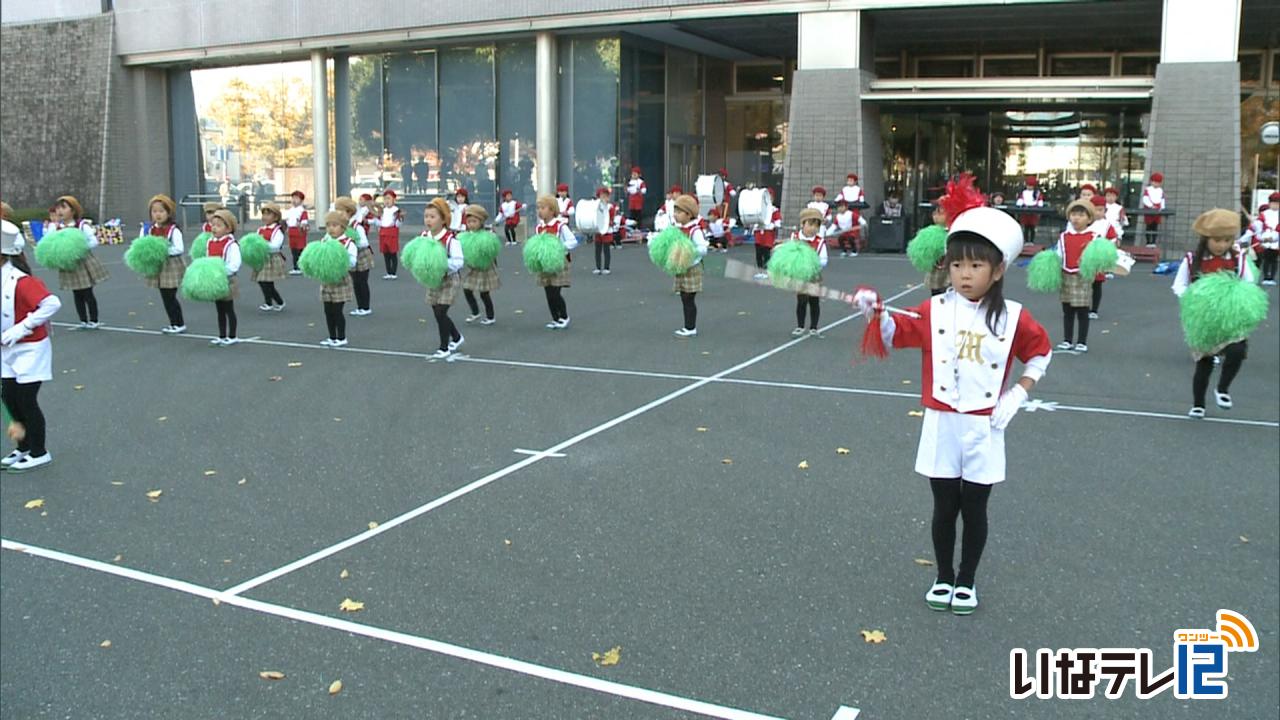 幼稚園の鼓笛隊が市役所で演奏