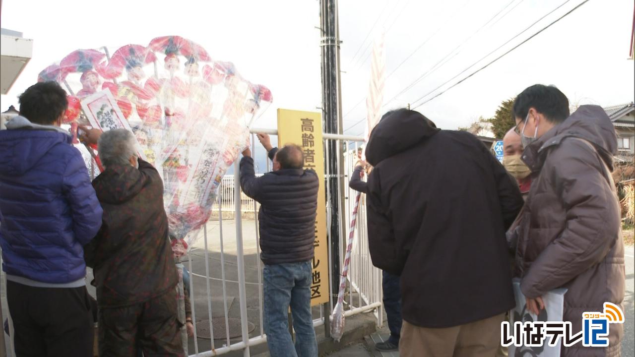 富県貝沼区民が熊手を飾る