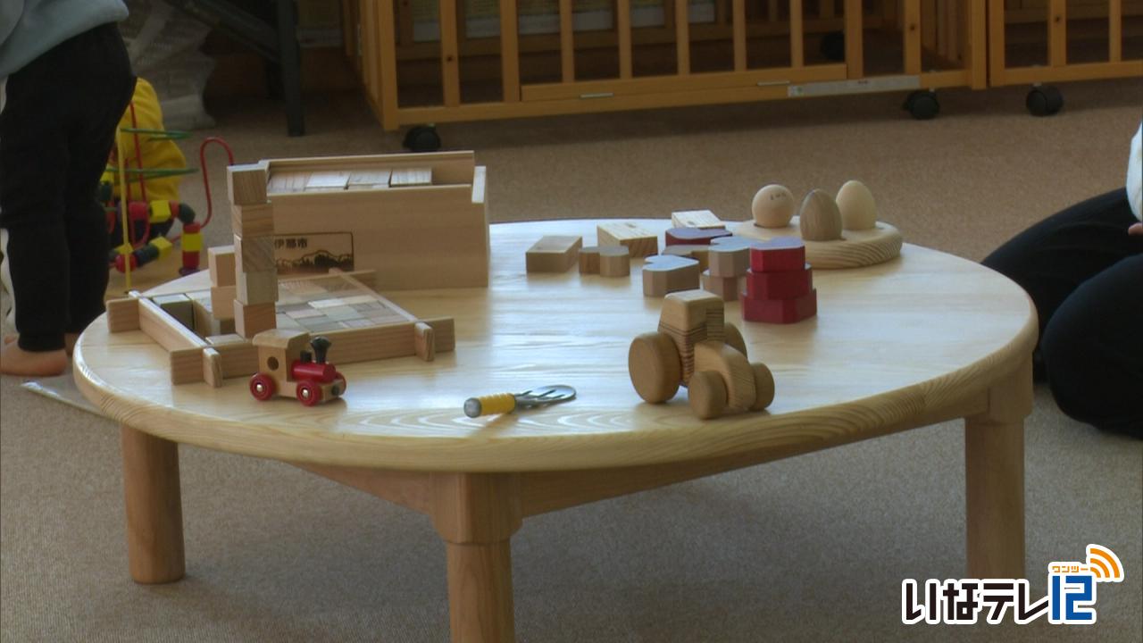 伊那市が子育て支援センターに木製テーブルを設置