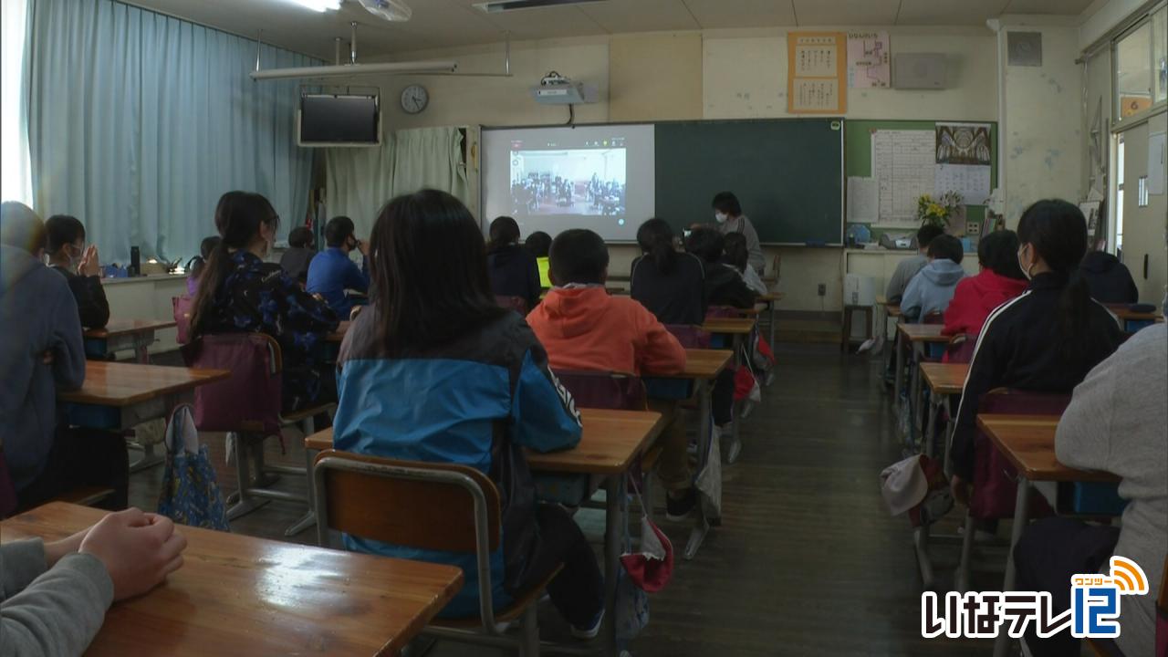 高遠中学校の文化祭紹介ビデオを児童がオンラインで視聴