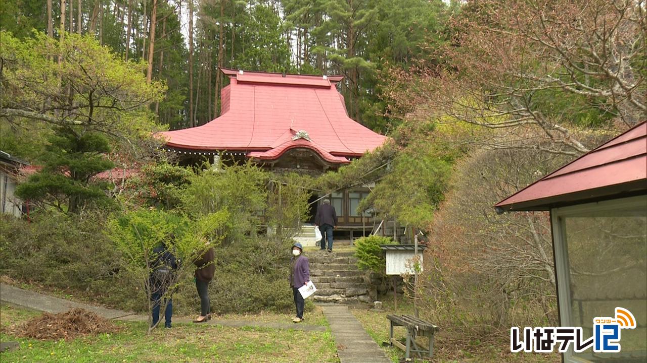 井月を偲び清水庵で吟行