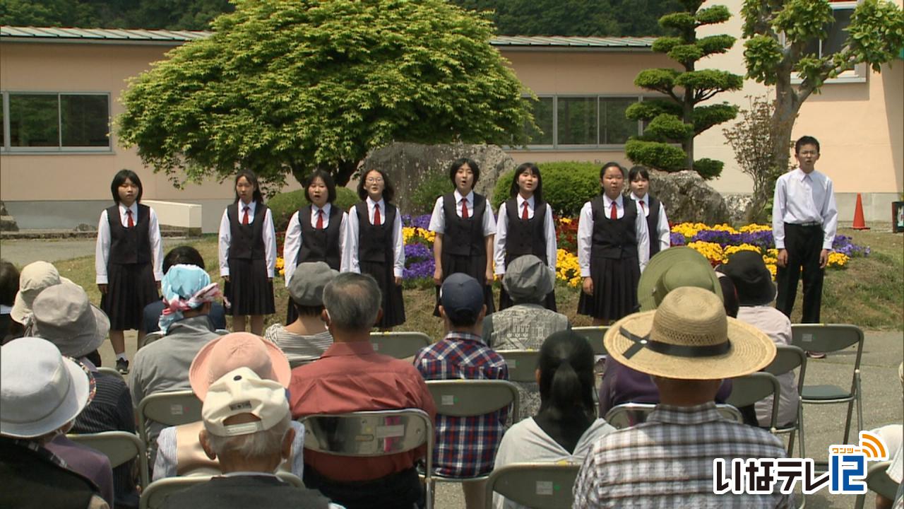 長谷中生徒　育てた花を背景にコンサート