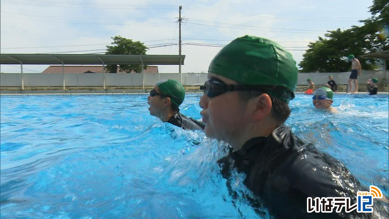 箕輪西小　６年生が初泳ぎ