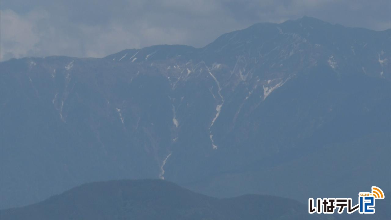 南アルプス仙丈ヶ岳に横顔の雪形