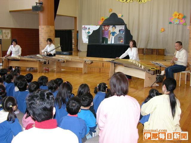 邦楽・紙芝居の舞台に夢中