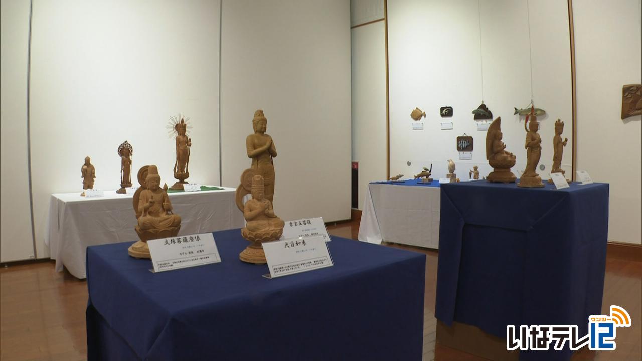 小境隆男さん　仏像などの彫刻展