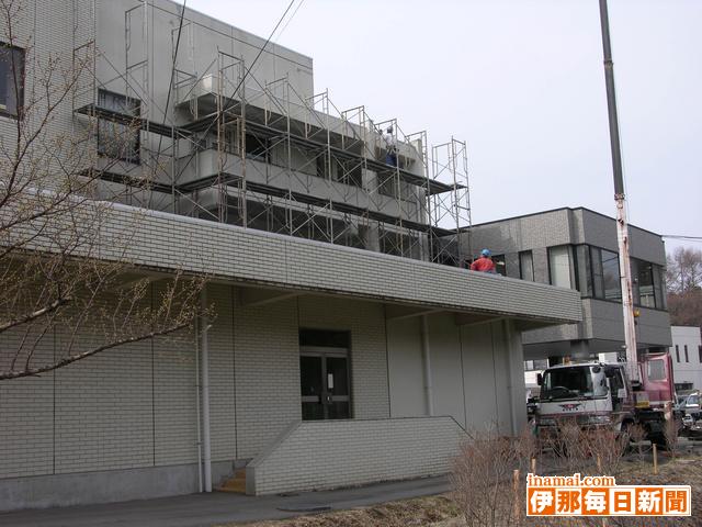 箕輪町役場庁舎外壁改修工事始まる