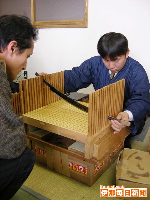 日本刀で盤に線引き