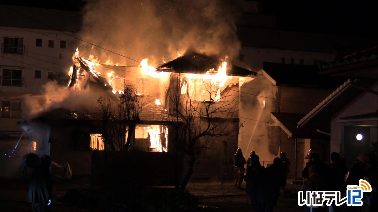 伊那市日影で住宅火災　火元の家から２人の遺体が見つかる