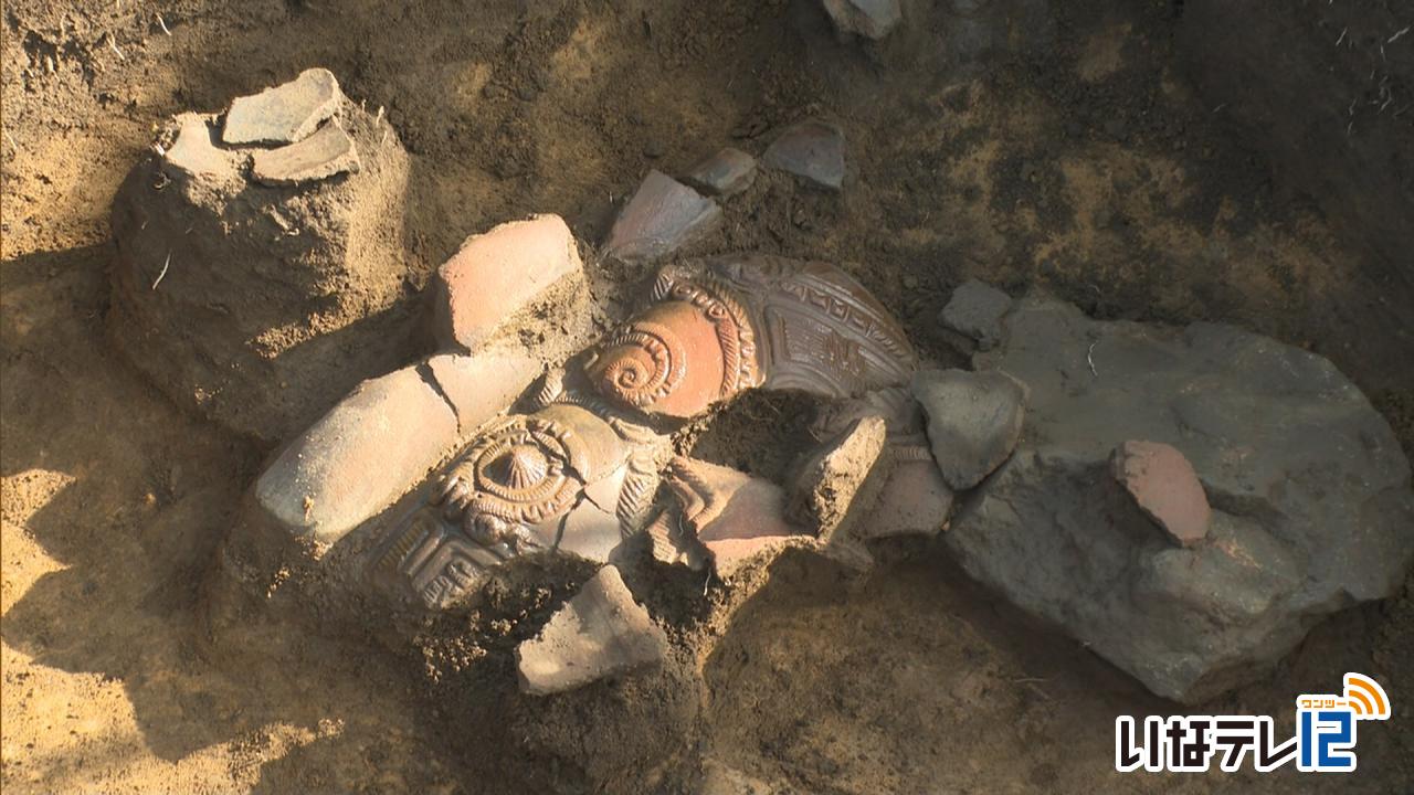 御殿場遺跡で縄文土器発掘作業