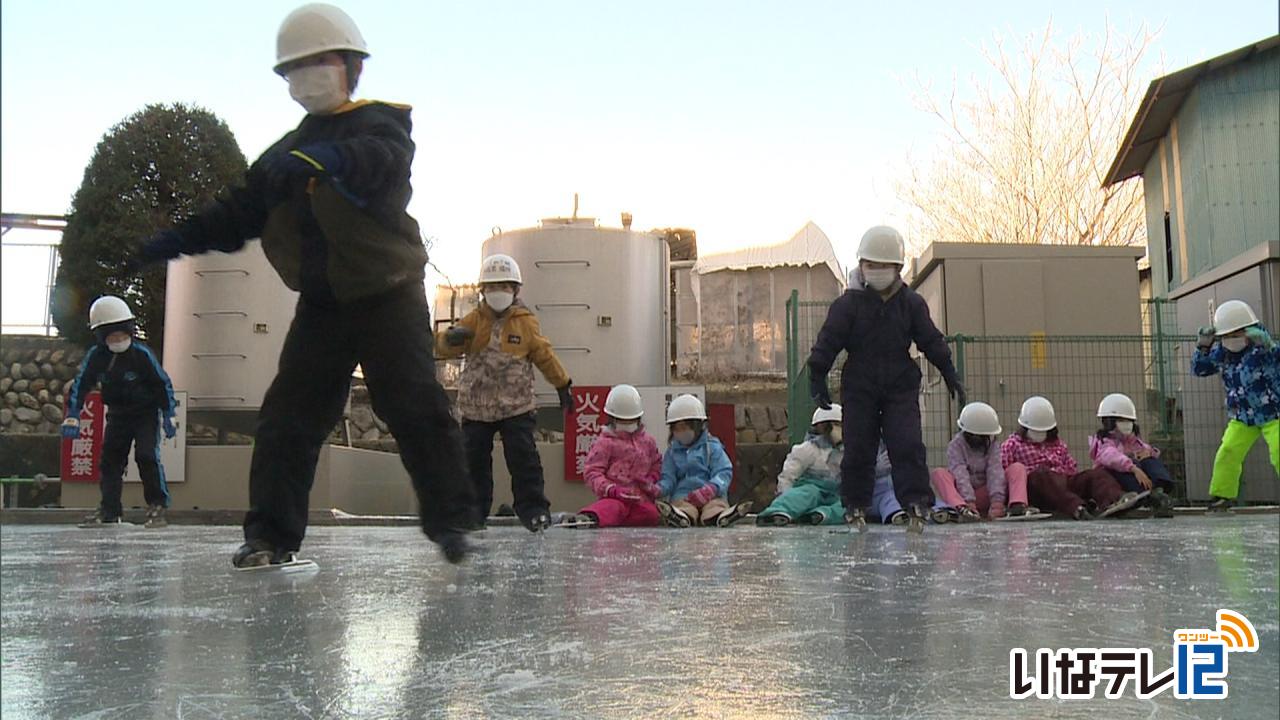 西春近北小の児童がスケート楽しむ