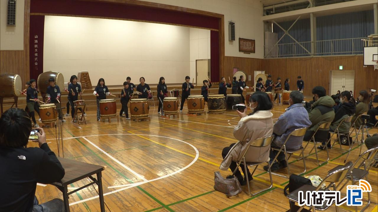 東春近小６年生　劇・太鼓を披露