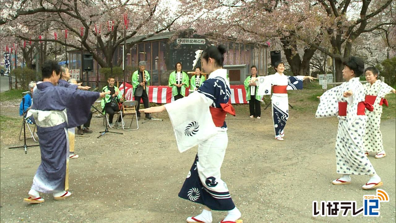 「発祥之地」石碑前で伊那節まつり