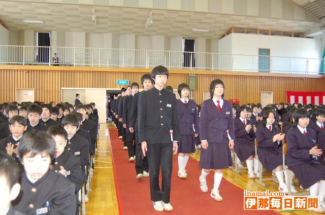 飯島中学校の卒業証書授式