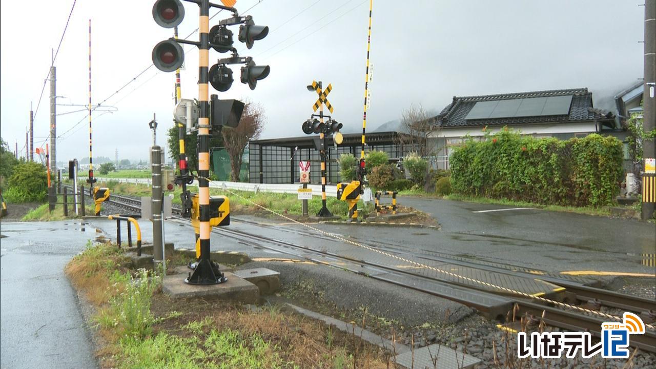 JR飯田線赤木踏切で遮断機と衝突