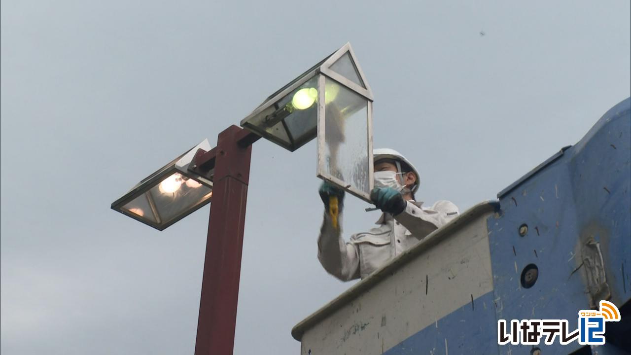 伊那市内公園の外灯を清掃