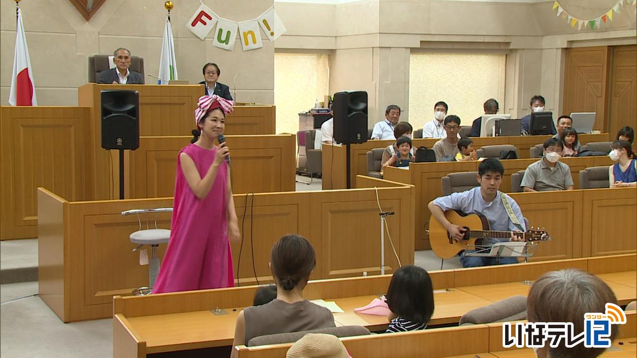 伊那市議会　湯澤かよこさん招き議場コンサート初開催