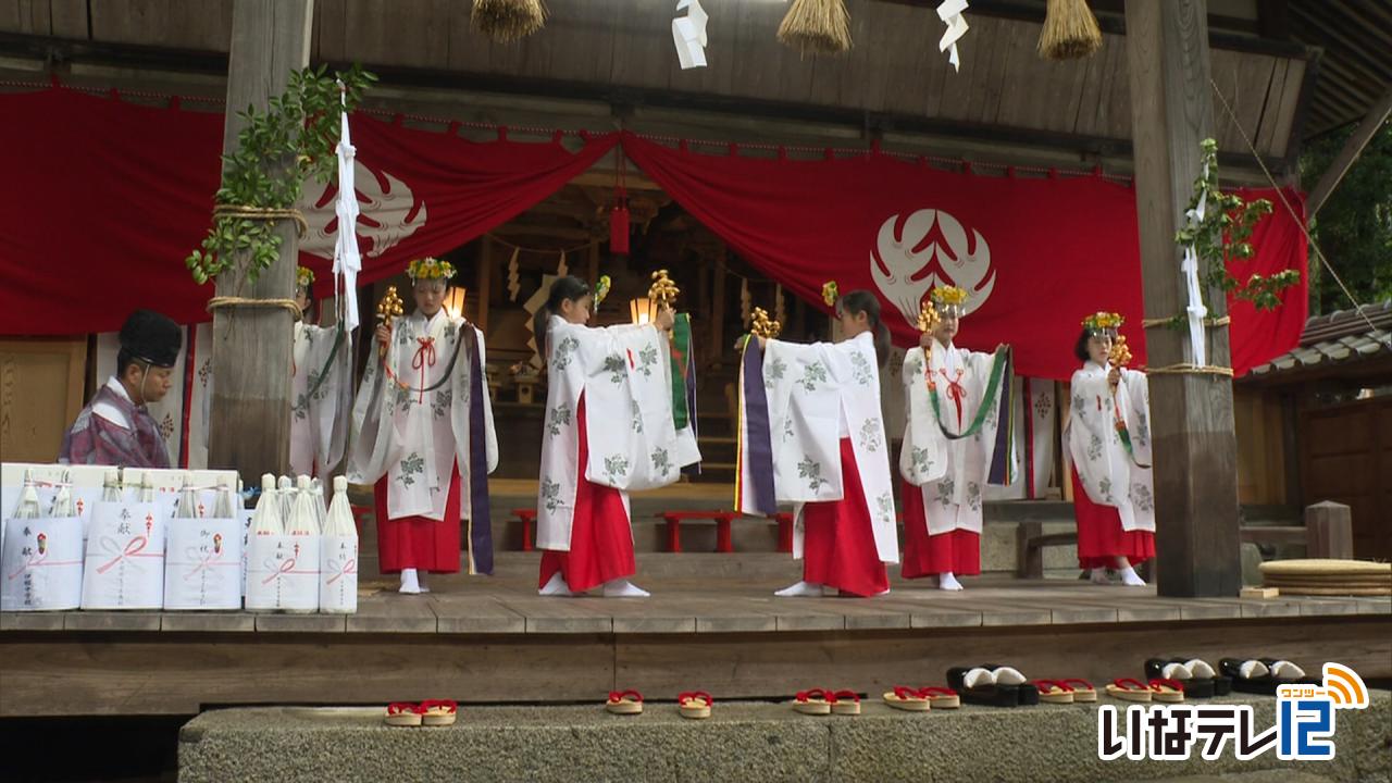 春日神社例大祭　４年ぶりに浦安の舞奉納