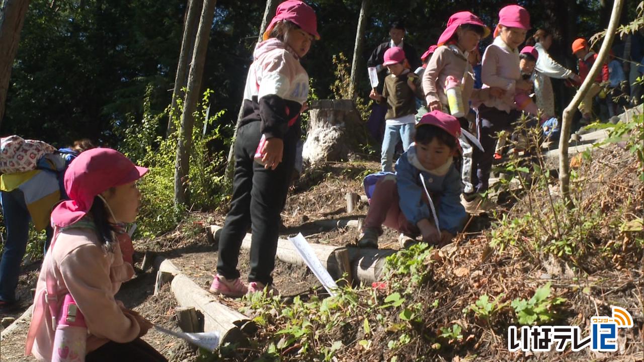 西山神社に園児が幟旗を奉納