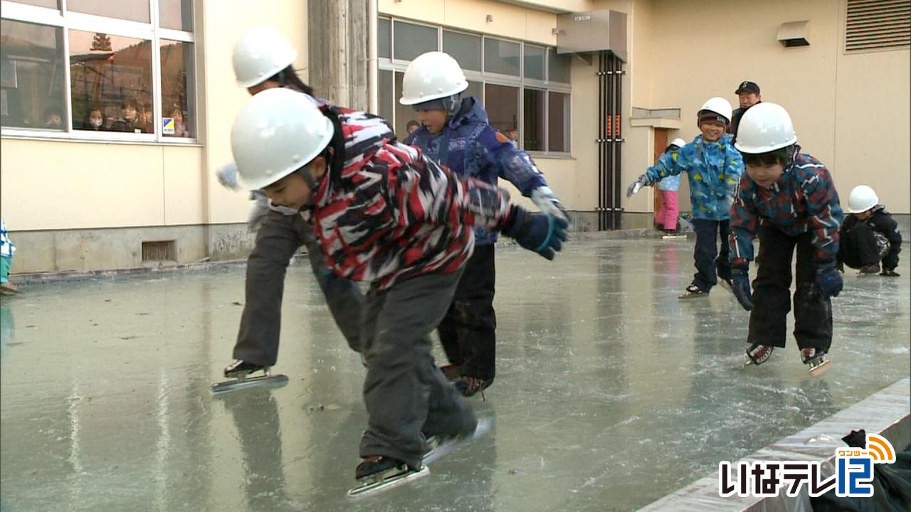 校舎横の手作りリンクでスケート
