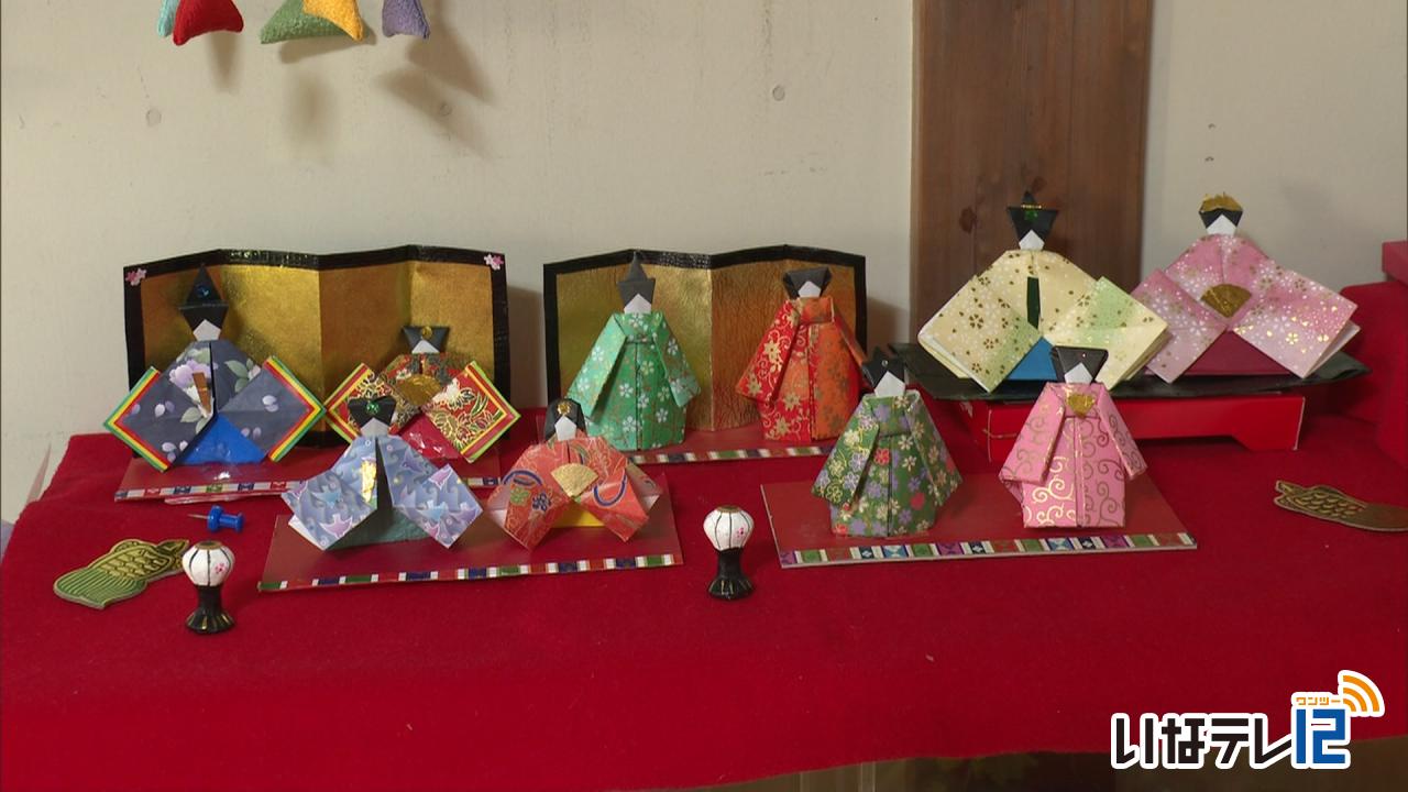山寺の福澤章子さん　折り紙人形飾り