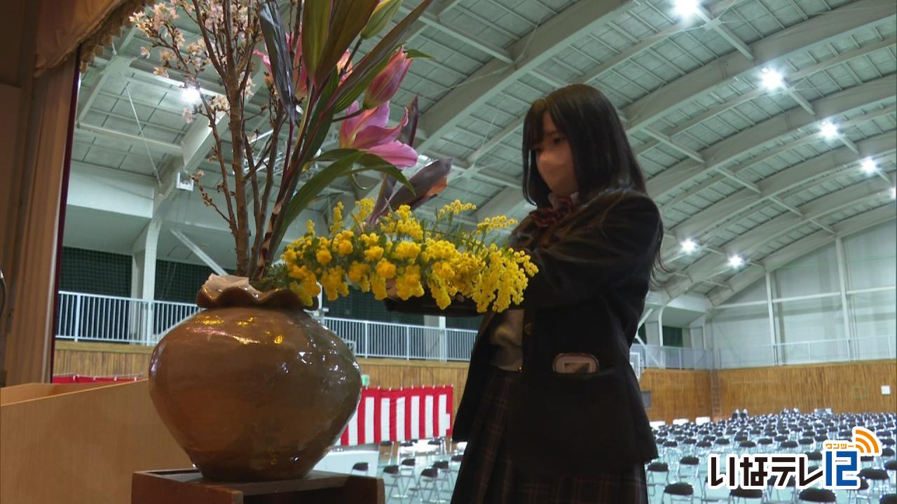 高遠高校浅川さん　卒業式で製作した花器飾る