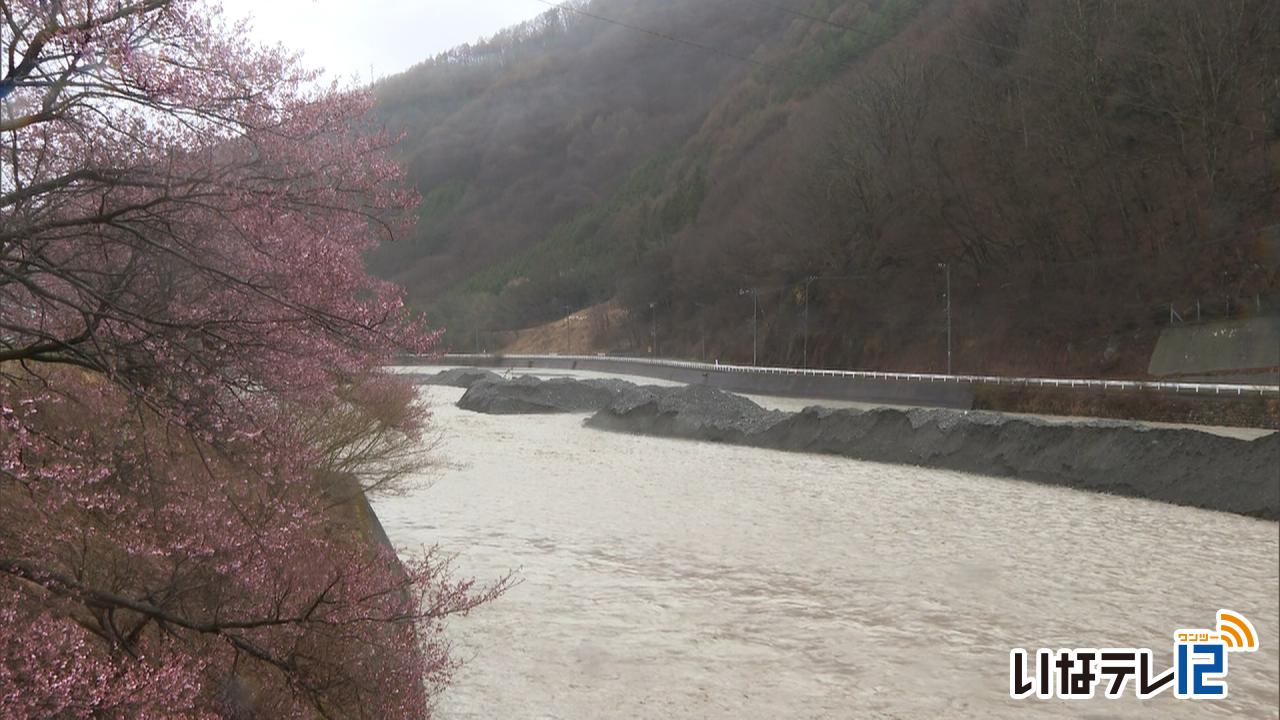 三峰川で重機転倒　オイル流出