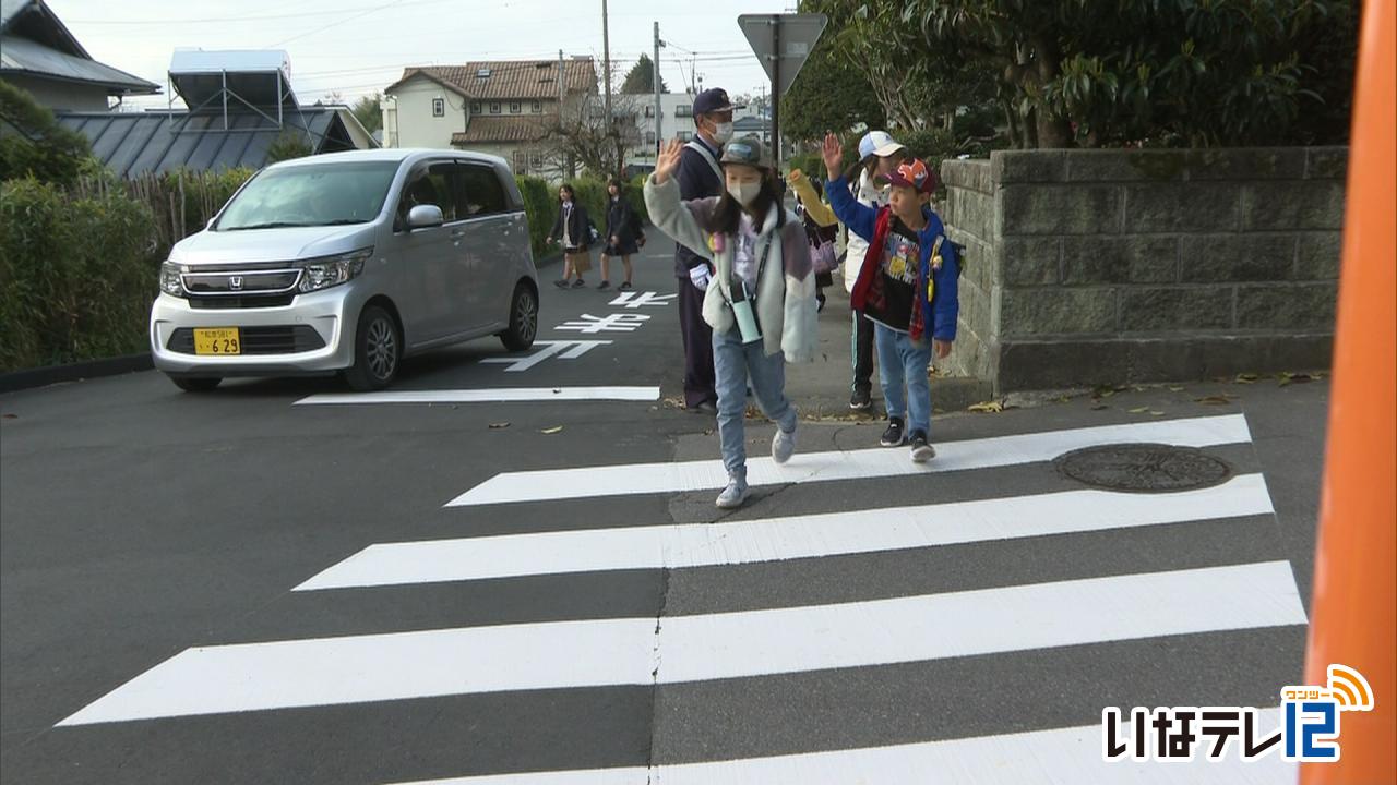箕輪中部小通学路で横断歩道の渡り方を指導
