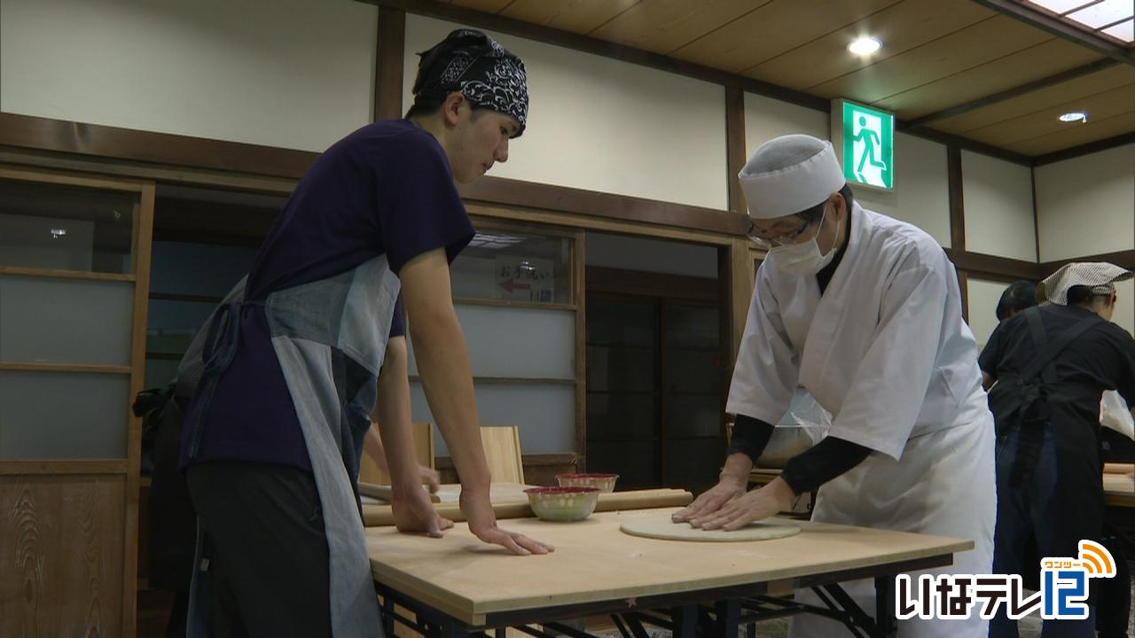 信大農学部の学生がそば打ち学ぶ