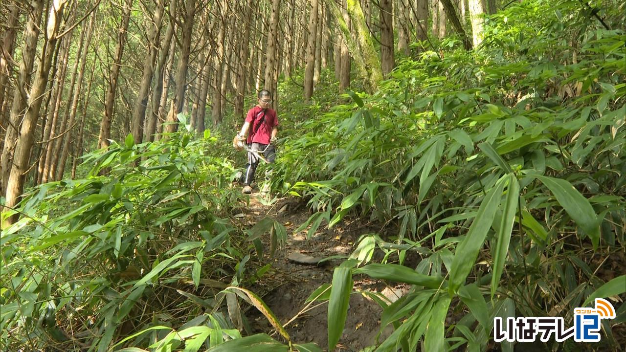 西駒んボッカに向け登山道の笹刈り