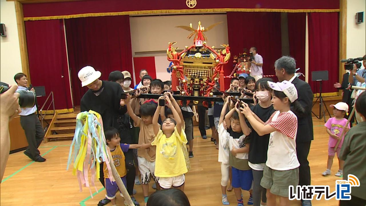 一休さんのはなおか　神子柴区に子ども神輿を贈る