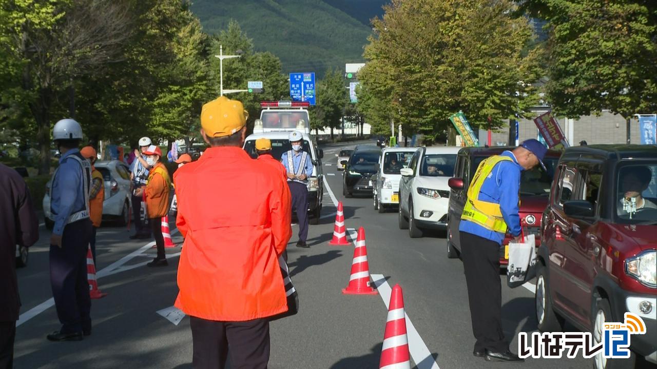 秋の全国交通安全運動 ドライバーに交通安全呼びかけ