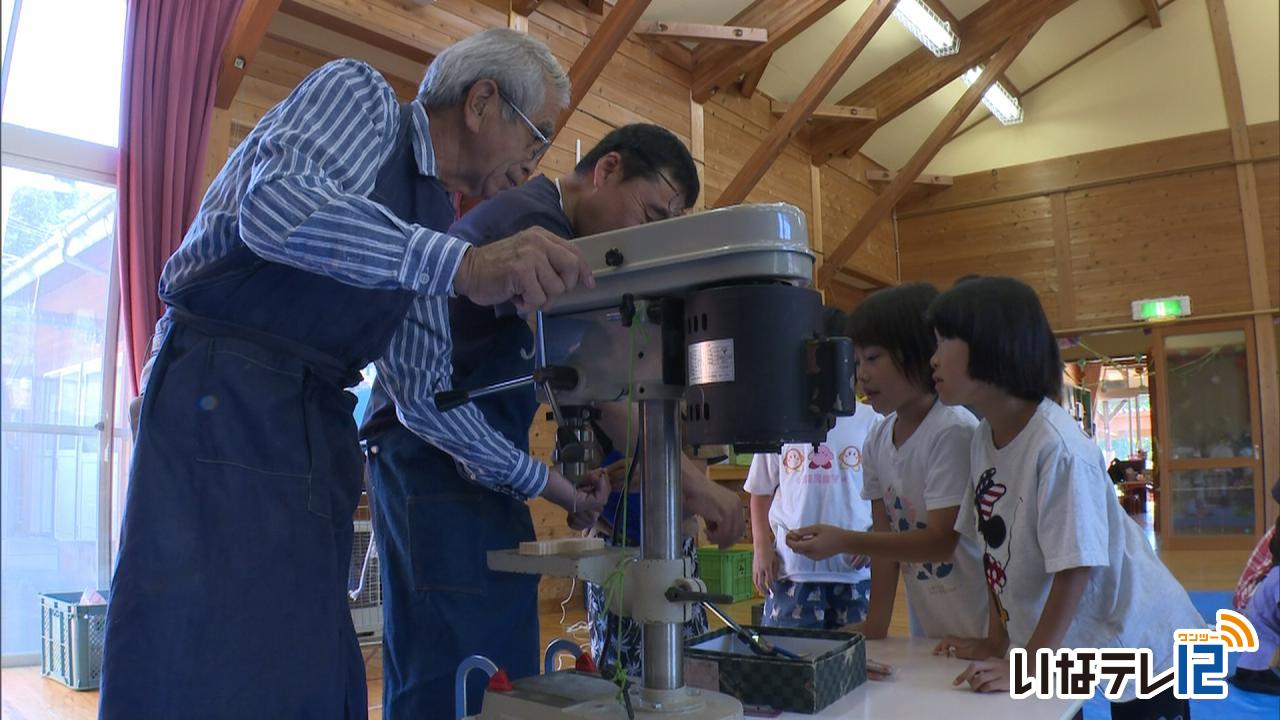 長谷保育園の園児が地域材を使った工作体験