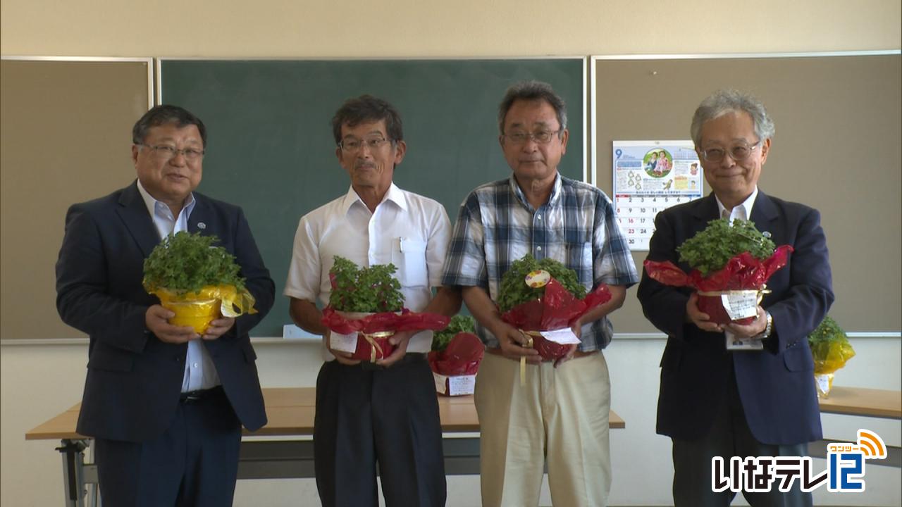 庄内地区　洋菊ポットマムを町に贈呈