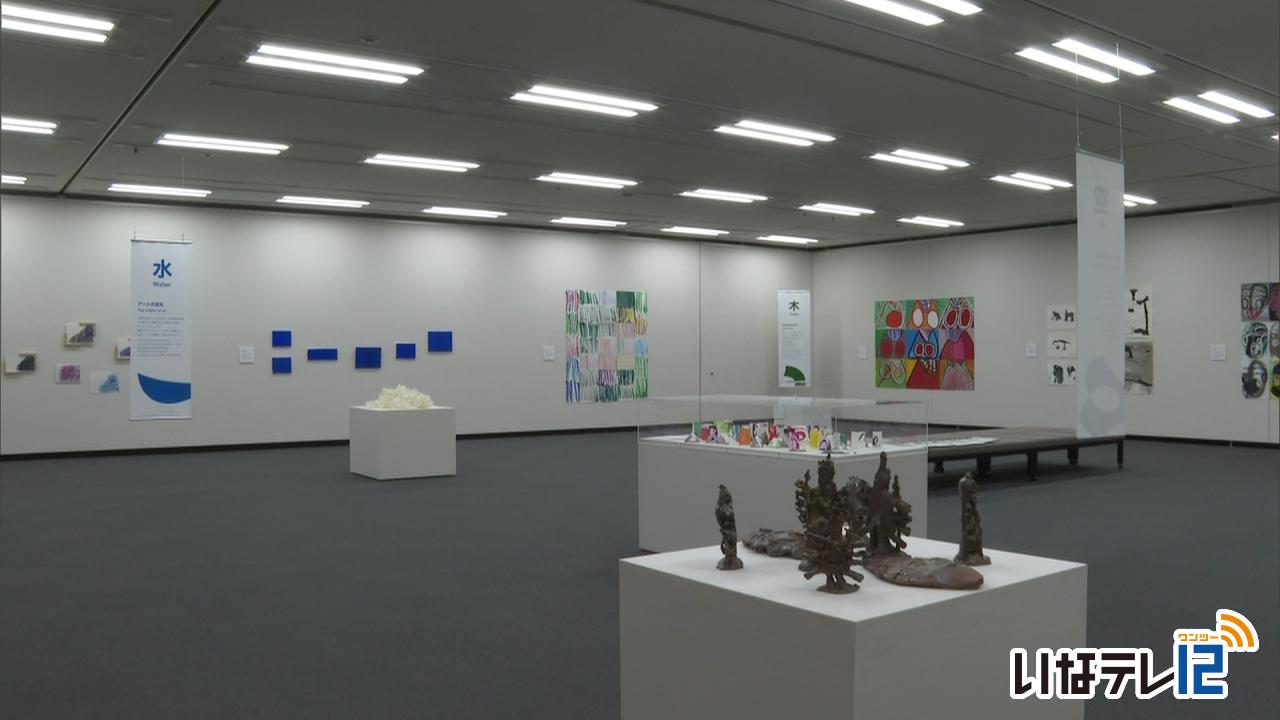 障がい者の作品並ぶ「ザワメキアート展」