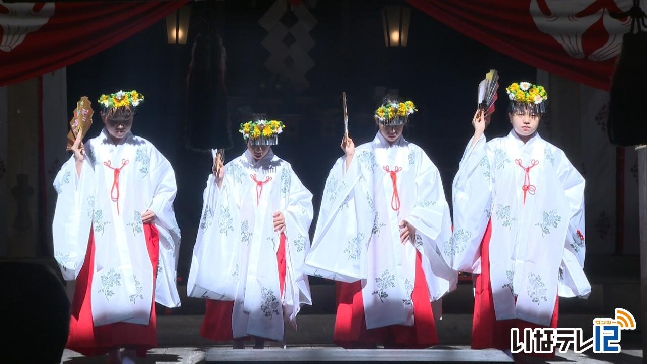 春日神社例大祭 小学生が浦安の舞奉納