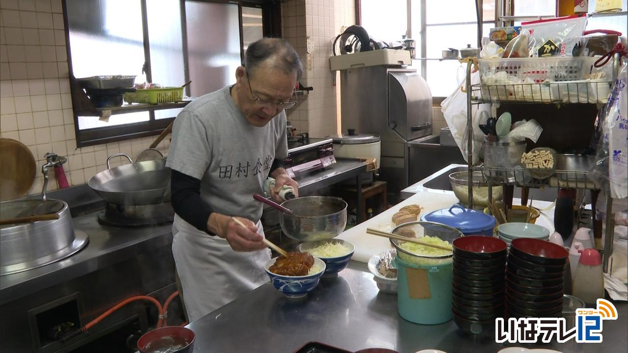 ソースかつ丼の日 客で賑わう