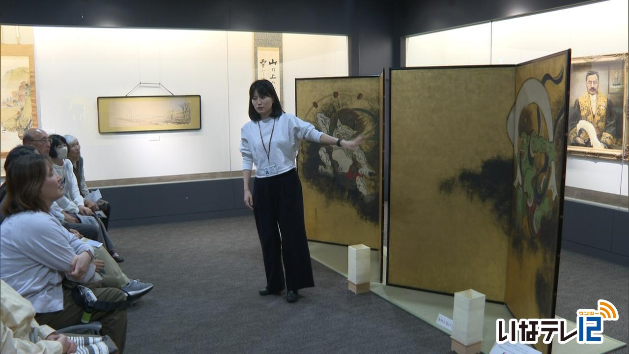 箕輪町郷土博物館に風神雷神図屏風のレプリカが記念展示